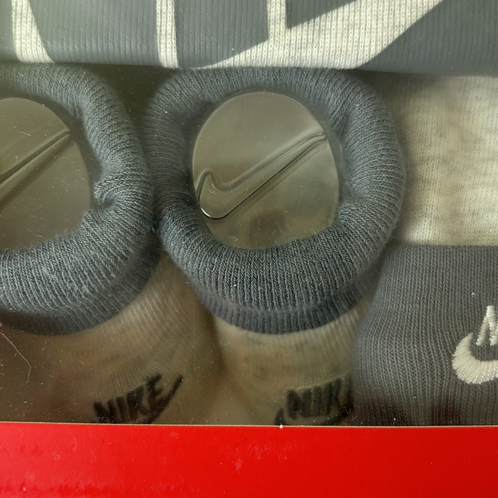 NEW IN BOX Nike 3 piece newborn onesie beanie and matching sock booties - Picture 5 of 9